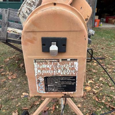 LOT 217: Working Cement Mixer & Utility Cart