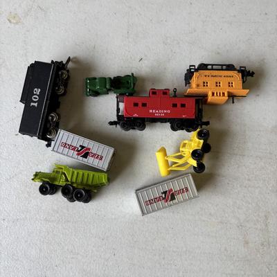 LOT 218: Vintage HO Scale Trains, Bachman Trim-a-Train Christmas Tree Decoration, Accessories and More