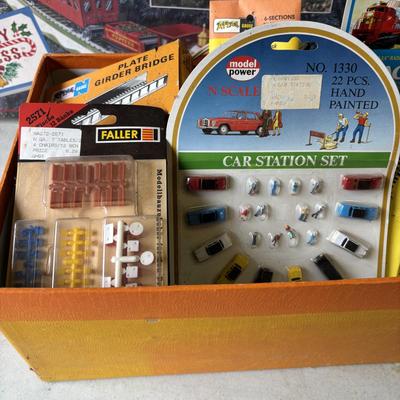 LOT 218: Vintage HO Scale Trains, Bachman Trim-a-Train Christmas Tree Decoration, Accessories and More