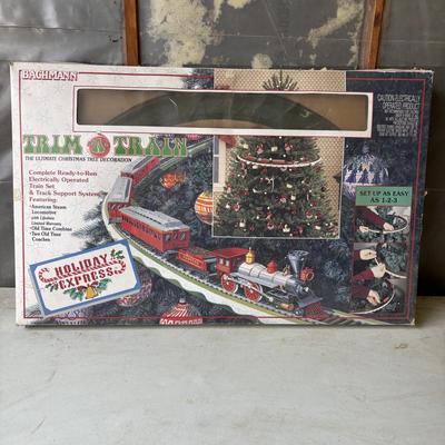 LOT 218: Vintage HO Scale Trains, Bachman Trim-a-Train Christmas Tree Decoration, Accessories and More