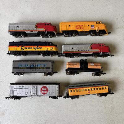 LOT 218: Vintage HO Scale Trains, Bachman Trim-a-Train Christmas Tree Decoration, Accessories and More