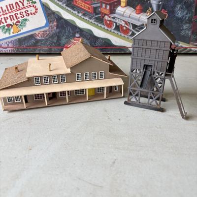LOT 218: Vintage HO Scale Trains, Bachman Trim-a-Train Christmas Tree Decoration, Accessories and More