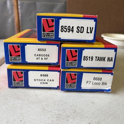 LOT 218: Vintage HO Scale Trains, Bachman Trim-a-Train Christmas Tree Decoration, Accessories and More