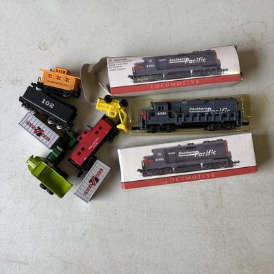 LOT 218: Vintage HO Scale Trains, Bachman Trim-a-Train Christmas Tree Decoration, Accessories and More