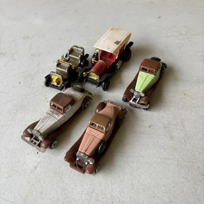 LOT 218: Vintage HO Scale Trains, Bachman Trim-a-Train Christmas Tree Decoration, Accessories and More