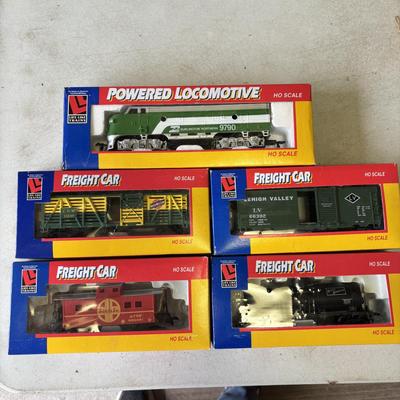 LOT 218: Vintage HO Scale Trains, Bachman Trim-a-Train Christmas Tree Decoration, Accessories and More