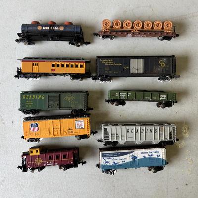LOT 218: Vintage HO Scale Trains, Bachman Trim-a-Train Christmas Tree Decoration, Accessories and More