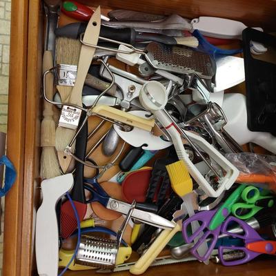 Sale Photo Thumbnail #92: You get everything in the pictures.  A great selection of all different kitchen items. Perfect for someone just starting out on their own.