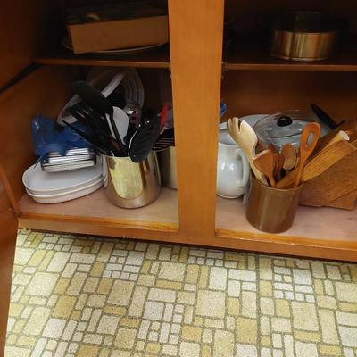 Sale Photo Thumbnail #88: You get everything in the pictures.  A great selection of all different kitchen items. Perfect for someone just starting out on their own.