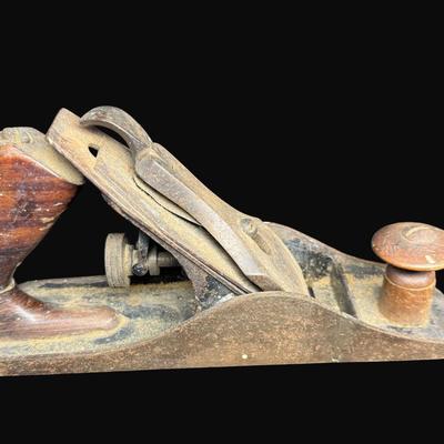 Sale Photo Thumbnail #268: Includes a Stanley #110, and two unbranded planes. Total of three pieces. Largest is 10". [CS]