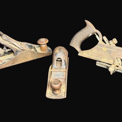 Sale Photo Thumbnail #265: Includes a Stanley #110, and two unbranded planes. Total of three pieces. Largest is 10". [CS]