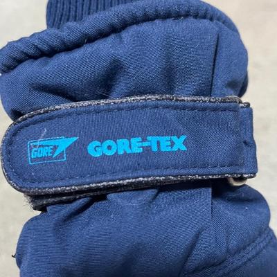 Women’s Ski Clothes and Boots (HC-BC)