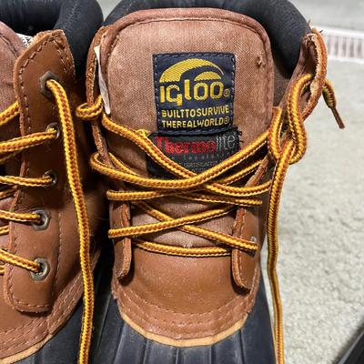 Women’s Ski Clothes and Boots (HC-BC)