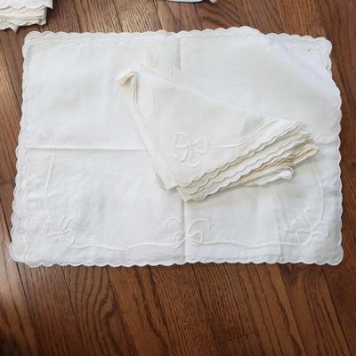 Vintage Linens & Napkins, Placemats & More (D-KD)