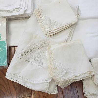 Vintage Linens & Napkins, Placemats & More (D-KD)