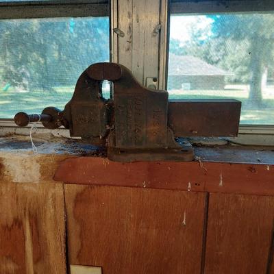 Sale Photo Thumbnail #108: A great vintage vice #103 1/2 very rare