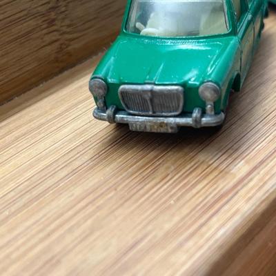 LOT 96: Vintage Lesney Matchbox Vehicles - Studebaker Lark Wagonaire, Fiat 1500, Cadillac Sixty Special and More