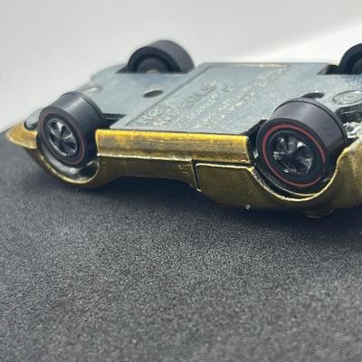 LOT 101: Vintage Redline Hot Wheels Chaparral 2G 1988 Mattel