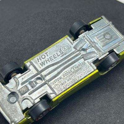 LOT 111: Vintage Redline Hot Wheels Custom Dodge Charger 1968 Mattel