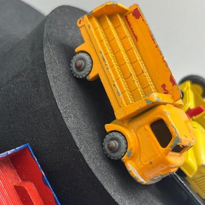 LOT Vintage Lesney Matchbox Vehicles - Land Rover Safari, Jeep, Jeep Gladiator, Karrier Bantam 2 Ton