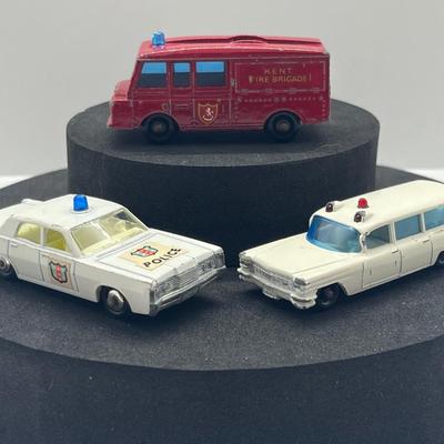 LOT 133: Vintage Lesney Matchbox Vehicles - Mercury, S&S Cadillac Ambulance, Land Rover Fire Truck