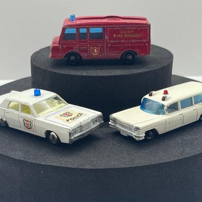 LOT 133: Vintage Lesney Matchbox Vehicles - Mercury, S&S Cadillac Ambulance, Land Rover Fire Truck