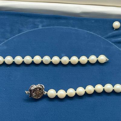 LOT 149: Najarda Pearls with 14K White Gold Clasp