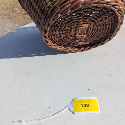 Sale Photo Thumbnail #542: Wicker basket with handle