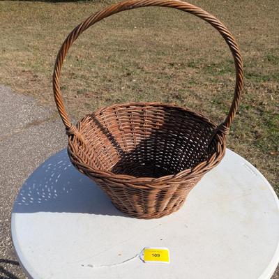 Sale Photo Thumbnail #537: Wicker basket with handle