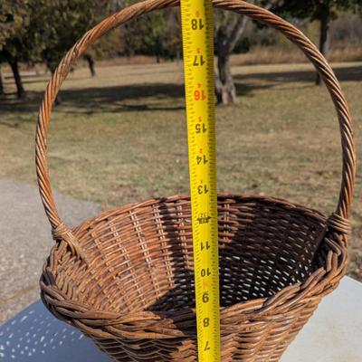 Sale Photo Thumbnail #545: Wicker basket with handle