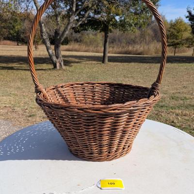 Sale Photo Thumbnail #538: Wicker basket with handle