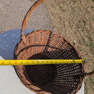 Sale Photo Thumbnail #543: Wicker basket with handle