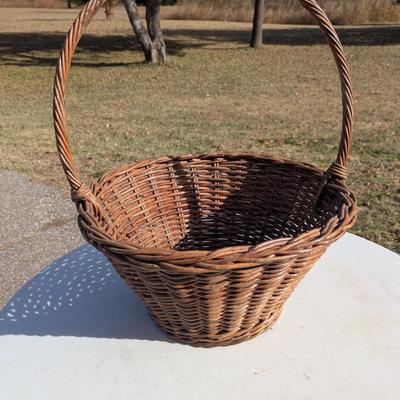 Sale Photo Thumbnail #540: Wicker basket with handle