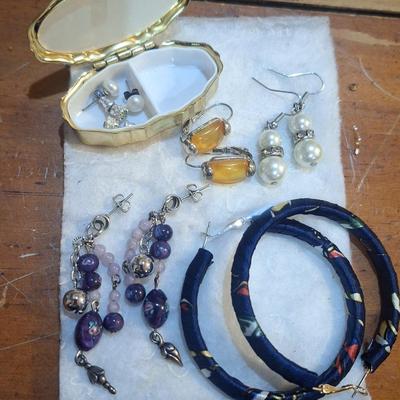 Sale Photo Thumbnail #618: earring bundle