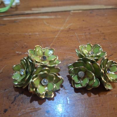 Sale Photo Thumbnail #625: notice the center some of them have the center stone missing.