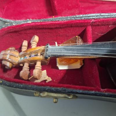 Sale Photo Thumbnail #729: this looks like it maybe was a salesman model. Please notice the last photo with the sticker on it to get an idea of how small it is the sticker is 1.25 in tall by 2.25 in wide.