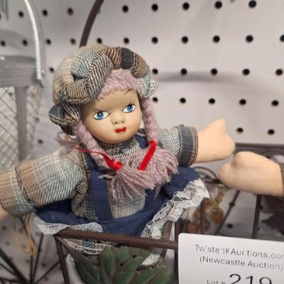 Sale Photo Thumbnail #782: misc. wire baskets, and small dolls
