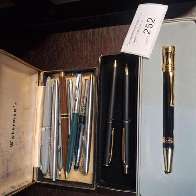 Sale Photo Thumbnail #933: misc. bundle of pens