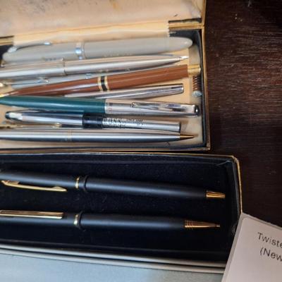Sale Photo Thumbnail #935: misc. bundle of pens
