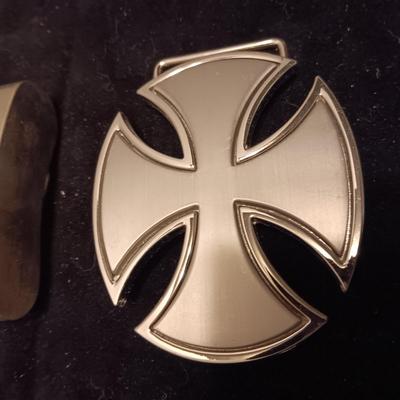VERY UNIQUE BELT BUCKLE WITH 2 OZ FLASK AND OVAL CROSS BUCKLE