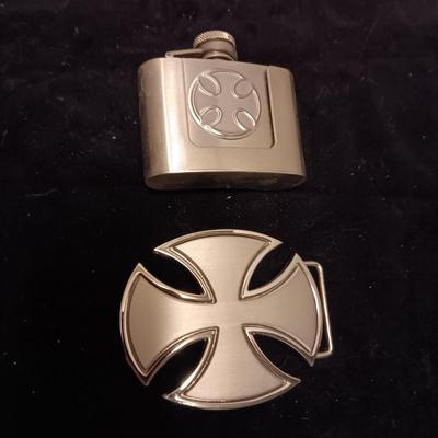 VERY UNIQUE BELT BUCKLE WITH 2 OZ FLASK AND OVAL CROSS BUCKLE