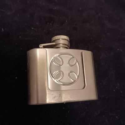 VERY UNIQUE BELT BUCKLE WITH 2 OZ FLASK AND OVAL CROSS BUCKLE