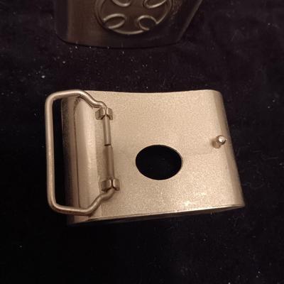 VERY UNIQUE BELT BUCKLE WITH 2 OZ FLASK AND OVAL CROSS BUCKLE