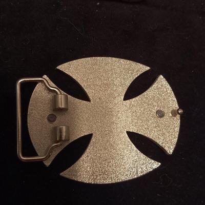 VERY UNIQUE BELT BUCKLE WITH 2 OZ FLASK AND OVAL CROSS BUCKLE