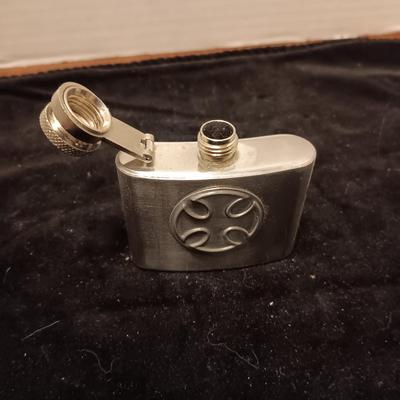 VERY UNIQUE BELT BUCKLE WITH 2 OZ FLASK AND OVAL CROSS BUCKLE