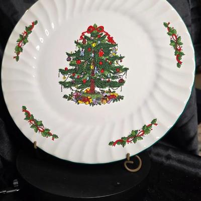 Vintage Christmas Village 10-Inch Dinner Plates Set of 10 - Festive Holiday Tree and Holly Design