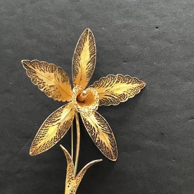 Sale Photo Thumbnail #59: Beautiful vintage, gold tone, flower brooch. Please see attached photos.