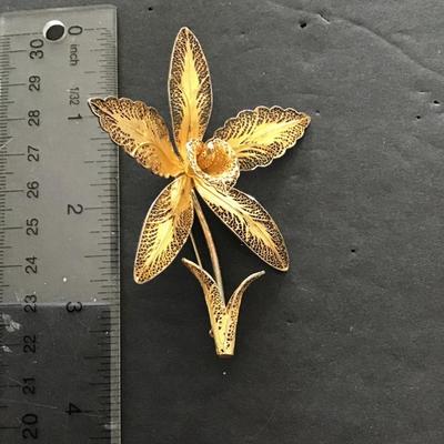 Sale Photo Thumbnail #60: Beautiful vintage, gold tone, flower brooch. Please see attached photos.