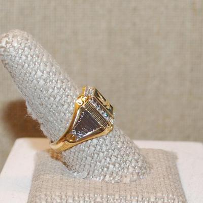 Size 10 "Gold Eagle on Black" Ring with a Square of Brilliant Clear Stones on a Gold Tone Band (6.9g)