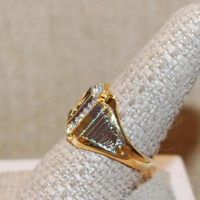 Size 10 "Gold Eagle on Black" Ring with a Square of Brilliant Clear Stones on a Gold Tone Band (6.9g)